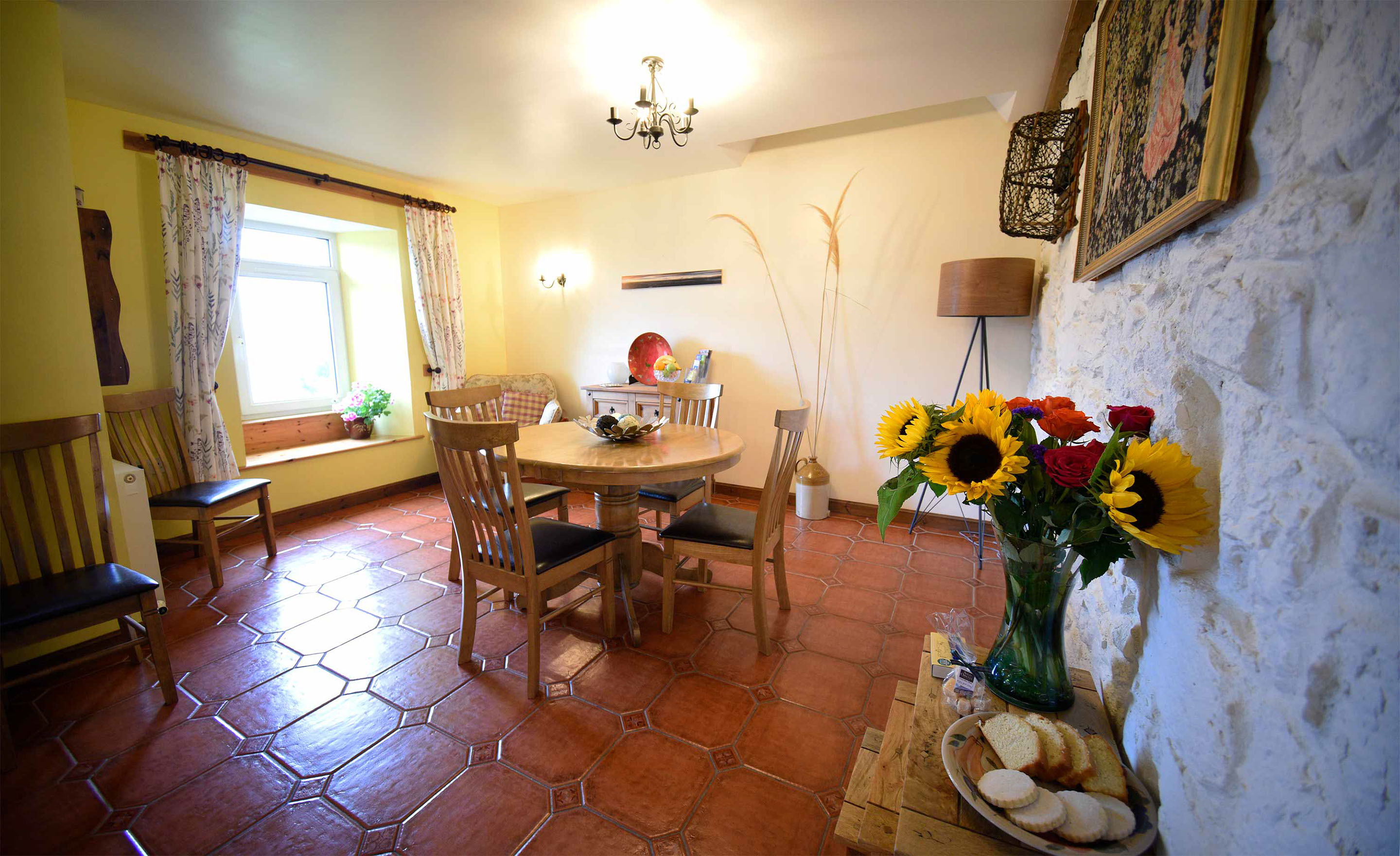 Auld Orwell Cottage contains a spacious dining area with WIFI internet access and sea views of Waternish