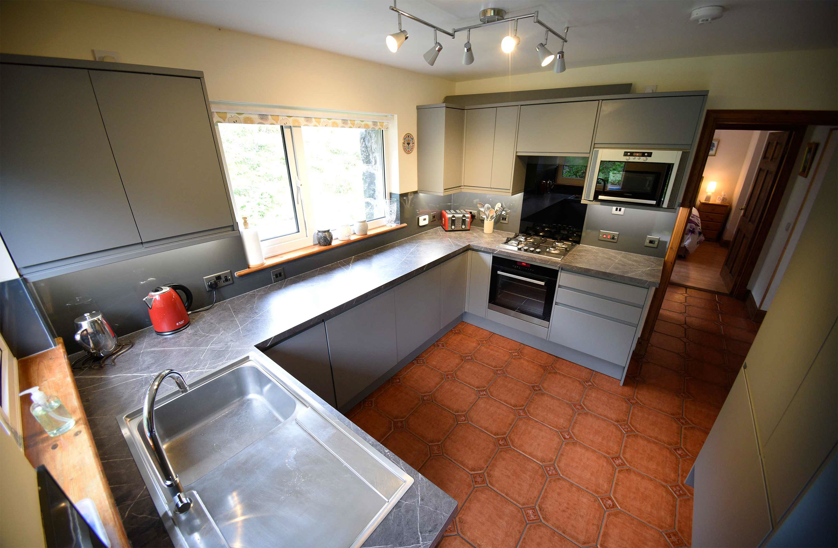 Auld Orwell Cottage contains a modern kitchen with oven hob microwave dishwasher toaster and kettle