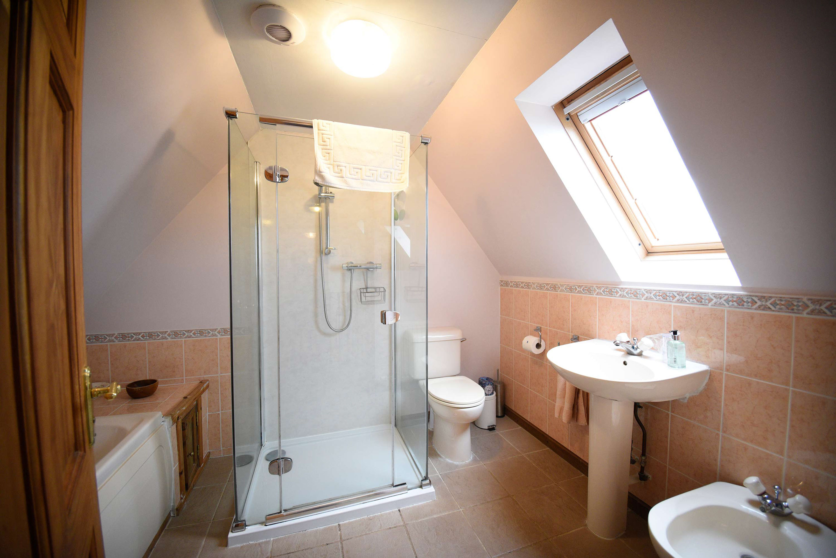 Modern bathrooms at Auld Orwell Cottage with powerful showers electric towel rails