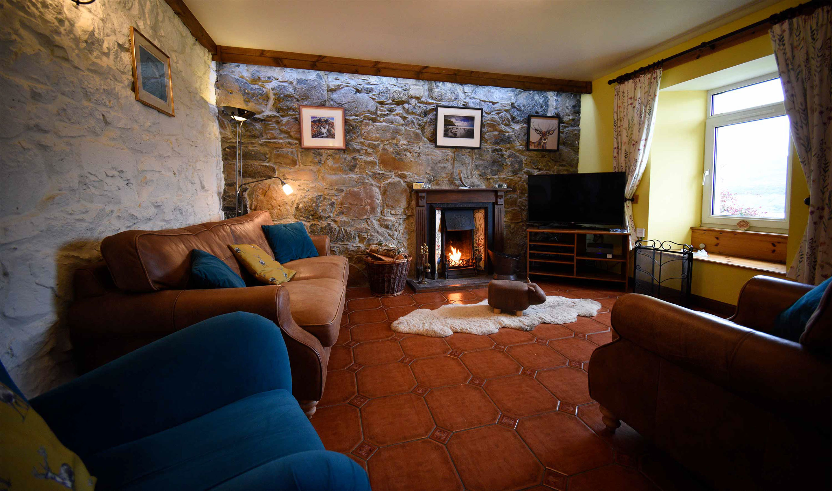 Auld Orwell Cottage contains an open plan design with cosy fireplace 